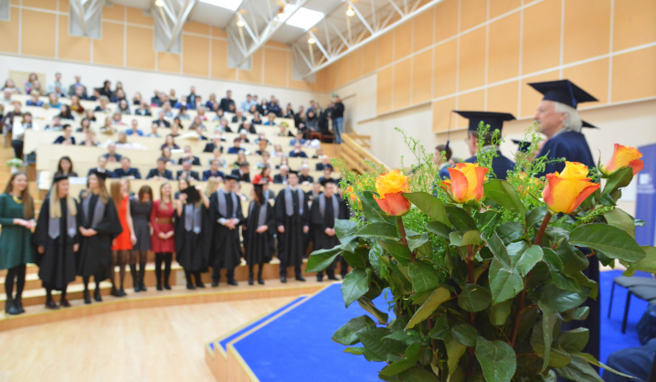 Šventinės diplomų įteikimo akimirkos